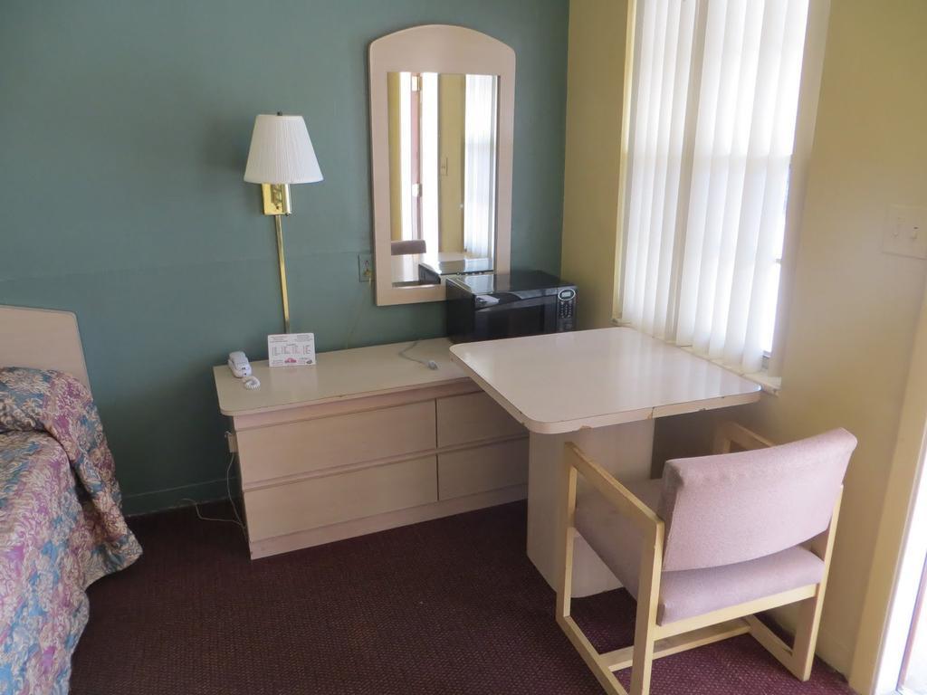 Travelers Inn Okeechobee Bilik gambar